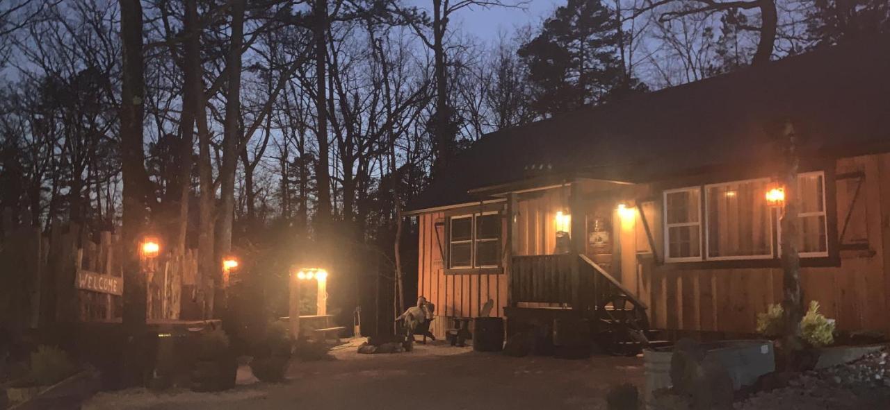 Fox Pass Cabins Bed and Breakfast Hot Springs Esterno foto
